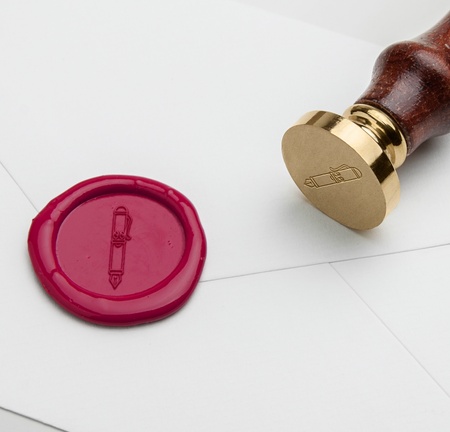Papier Plume wax seal with a fountain pen design, used for sealing letters and invitations with a vintage touch